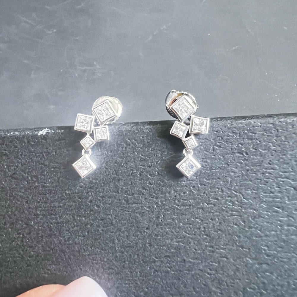 Chic Silver Diamond-Shaped Earrings